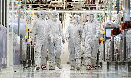 4 名男子身穿實驗袍，邊走邊拿著不同的裝置