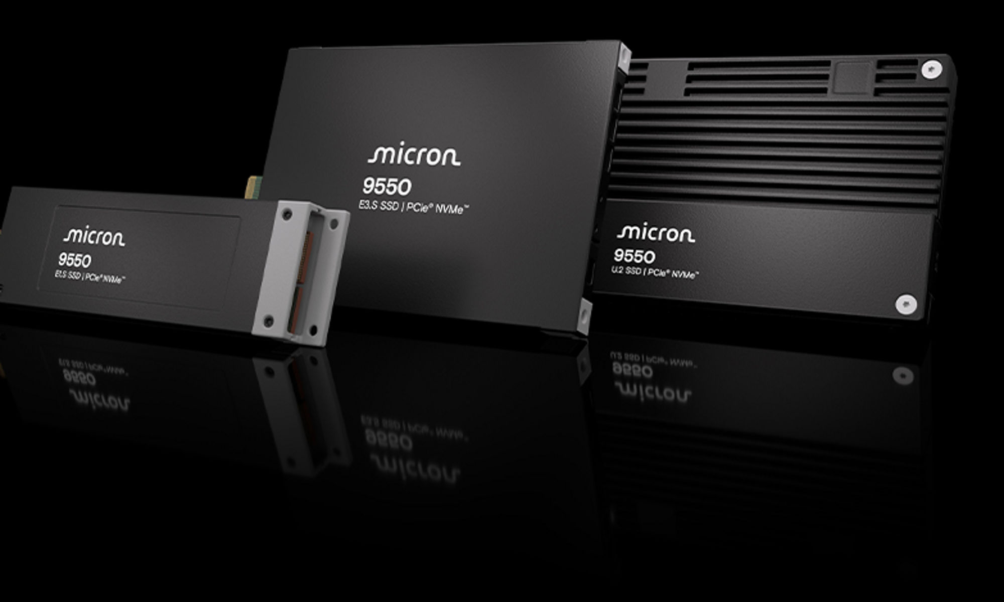 3つのMicron 9550 SSDが黒色と紫色のグラデーションをバックに横並びで置かれている