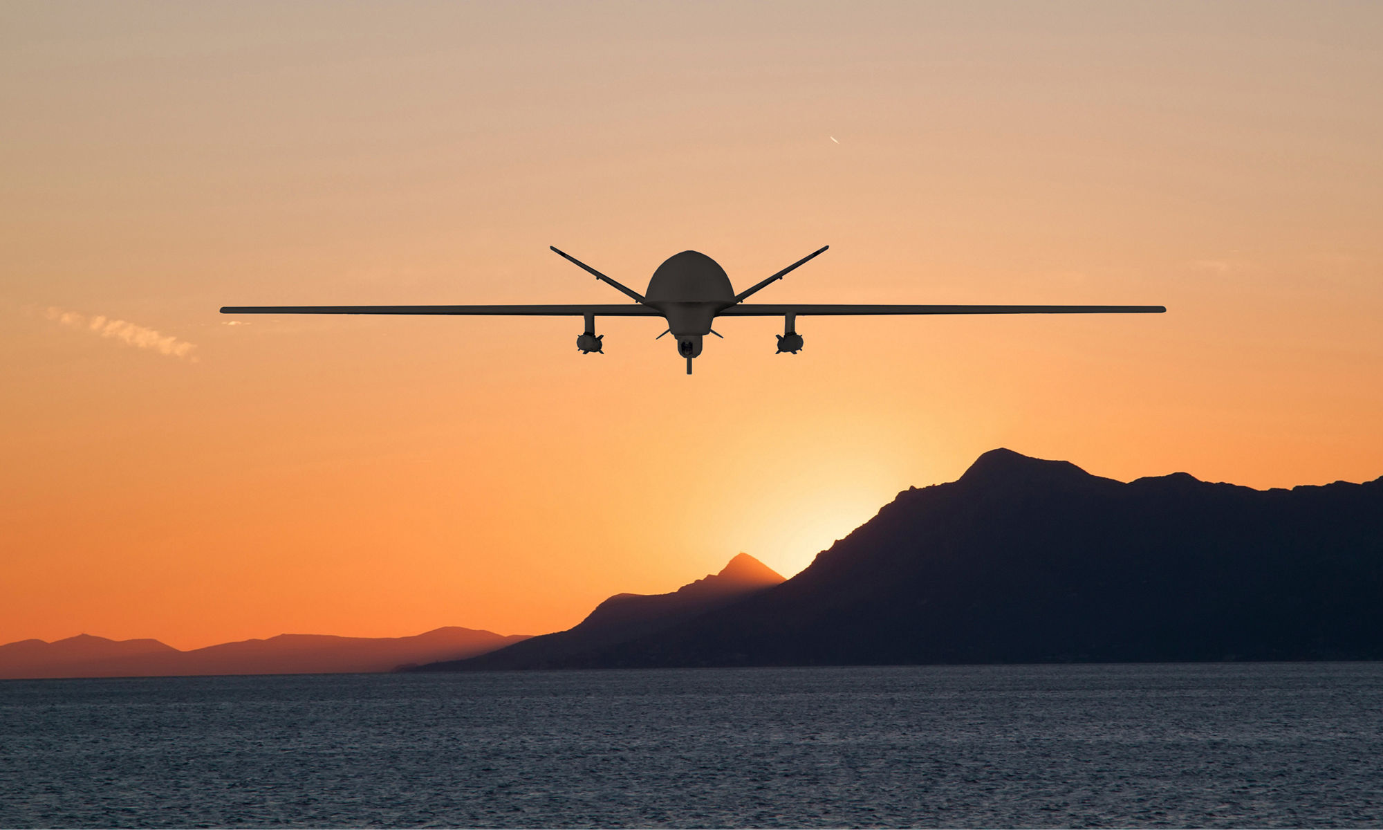 海上を飛んでいる偵察用ドローン（UAV）のシルエット、背景には山肌の背後に隠れている太陽の美しい光景