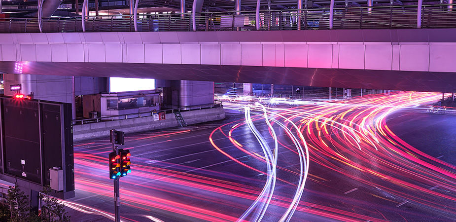 一排閃爍的車燈穿過街道
