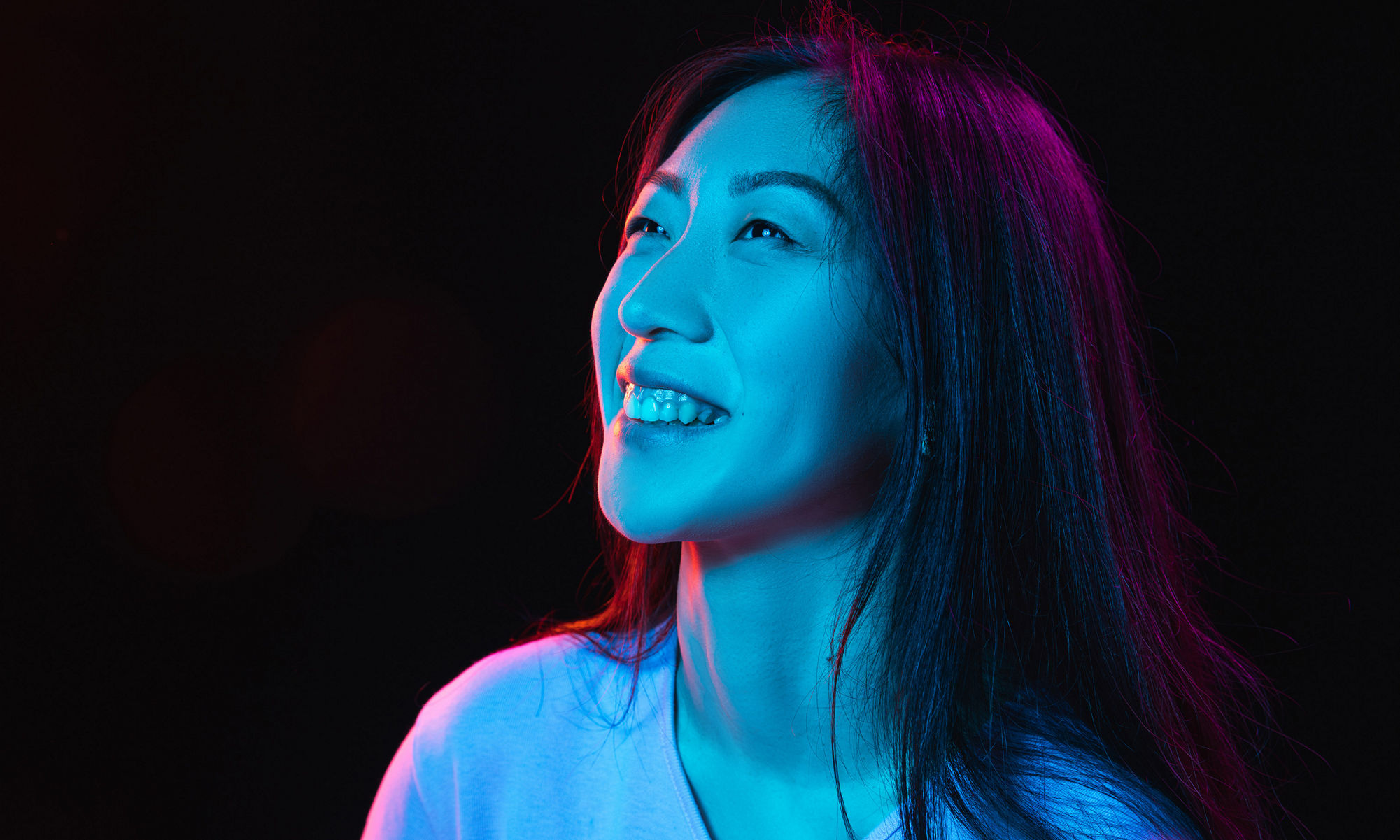 woman listening to her noise cancelling headphones