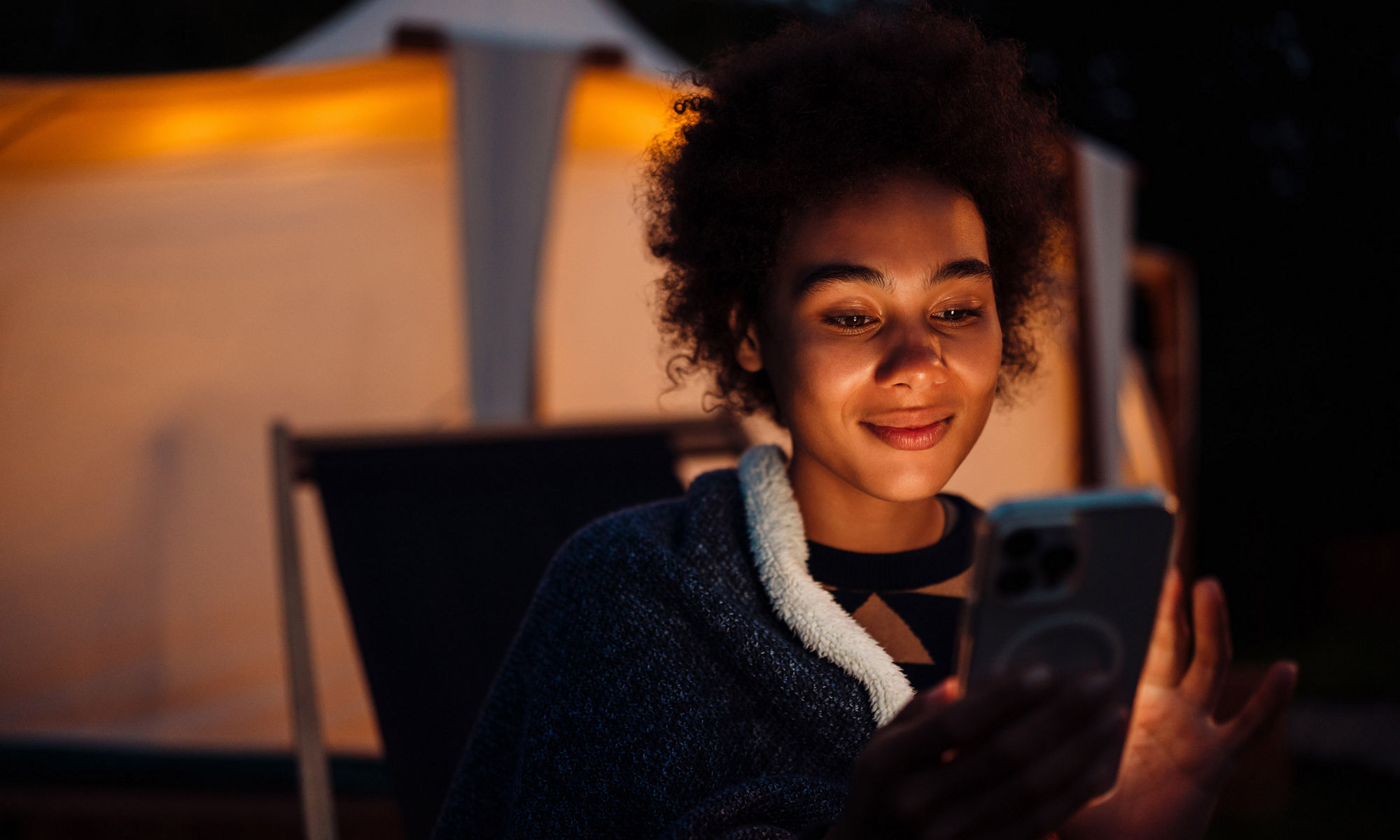 women seeing a phone in the dark 