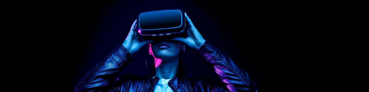一位带着 VR 头显的女士