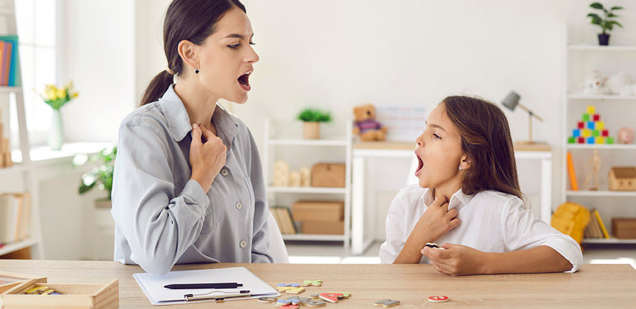 手話で会話をする女性と少女のイメージ