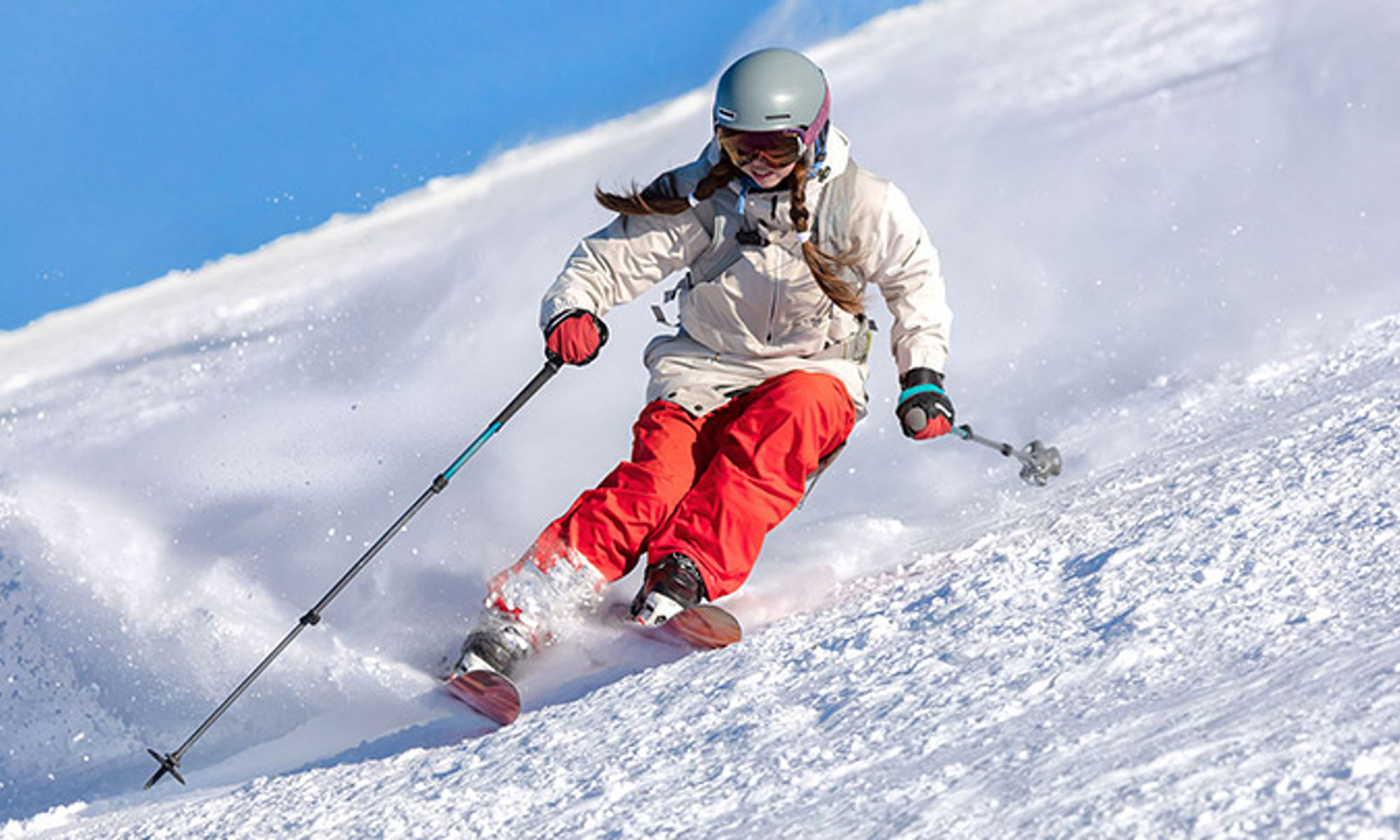 雪上でスキーをする女性