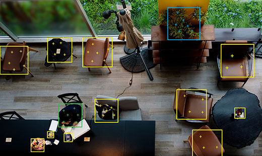 一張咖啡廳的俯視圖，覆疊數位物件辨識圖示