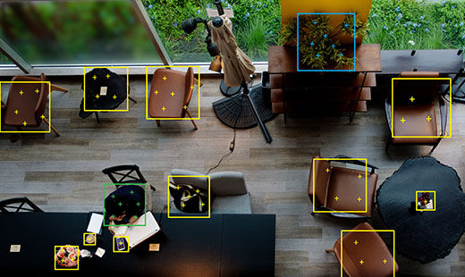 カフェを上から見たところに、デジタルオブジェクト認識の検出枠が表示されている画像