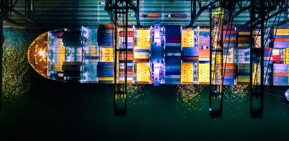 Shipping ship with containers