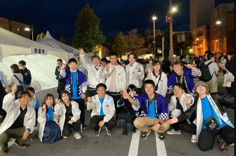 A group picture including Teruhiko Fujimoto volunteering with the Red Cross Society. 