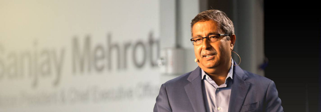 Sanjay Mehrotra 在台上發言