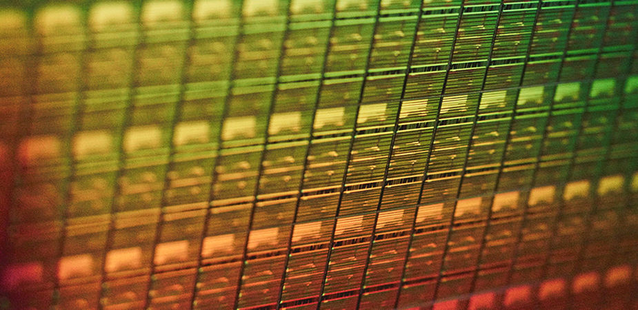 緑、黄色、青の半導体ウエハーのクローズアップ画像