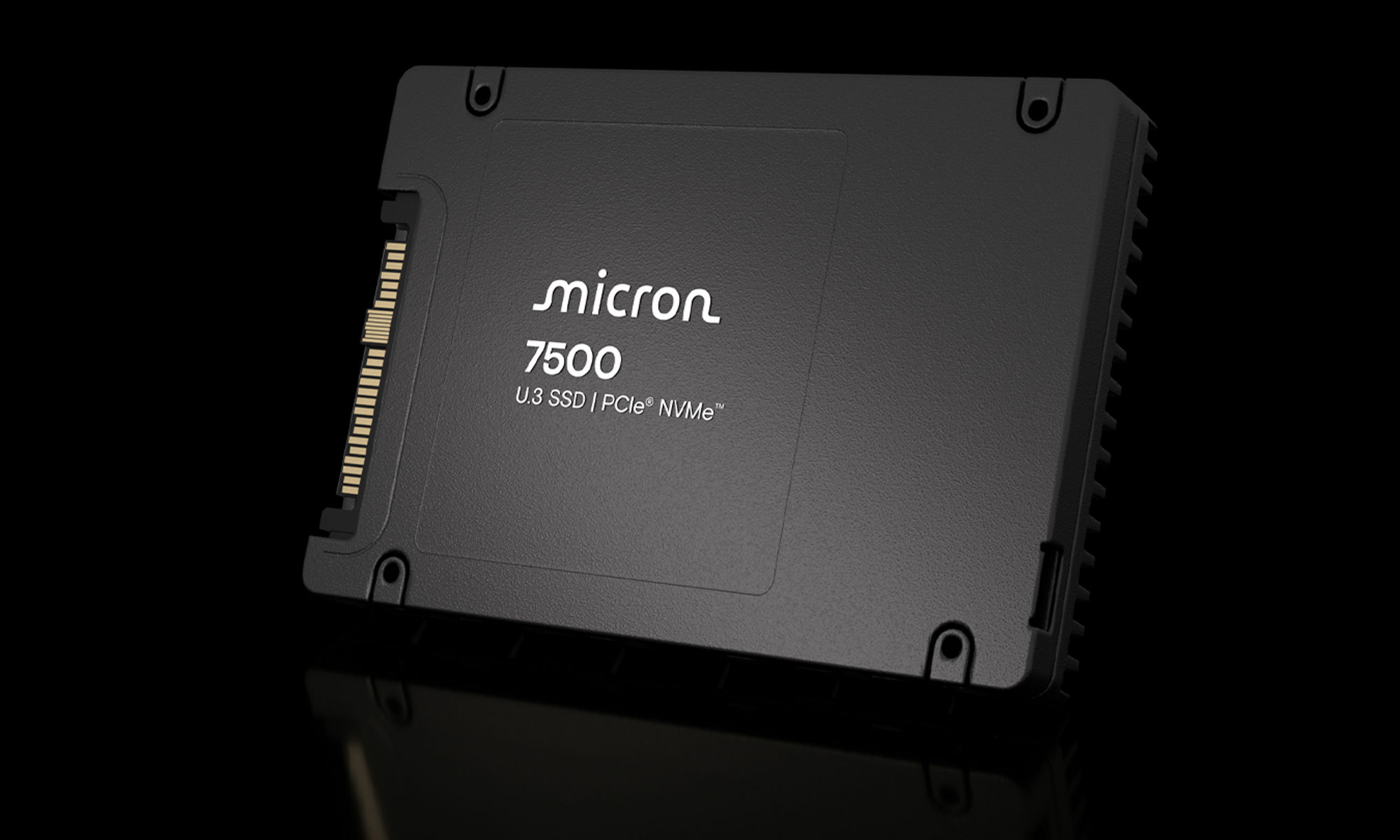 暗い背景の中のMicron 7500 SSD