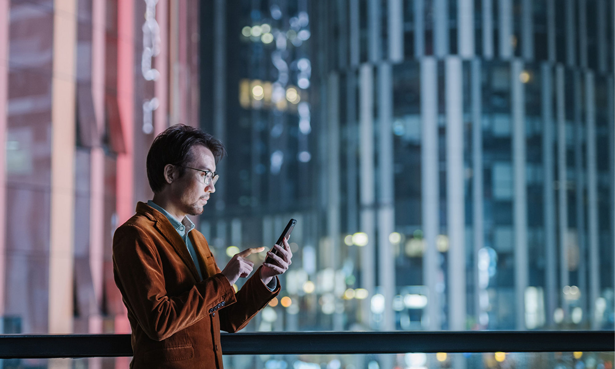 Man working on his phone in city 