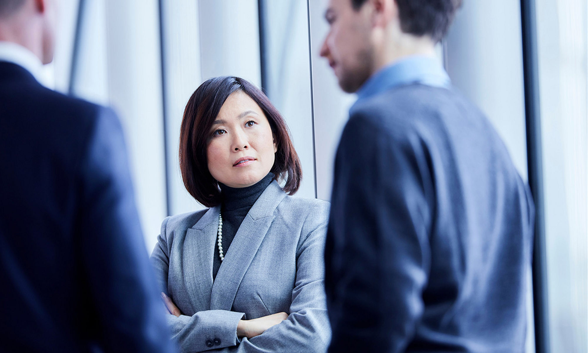 两位女性在高层建筑的阳台上聊天