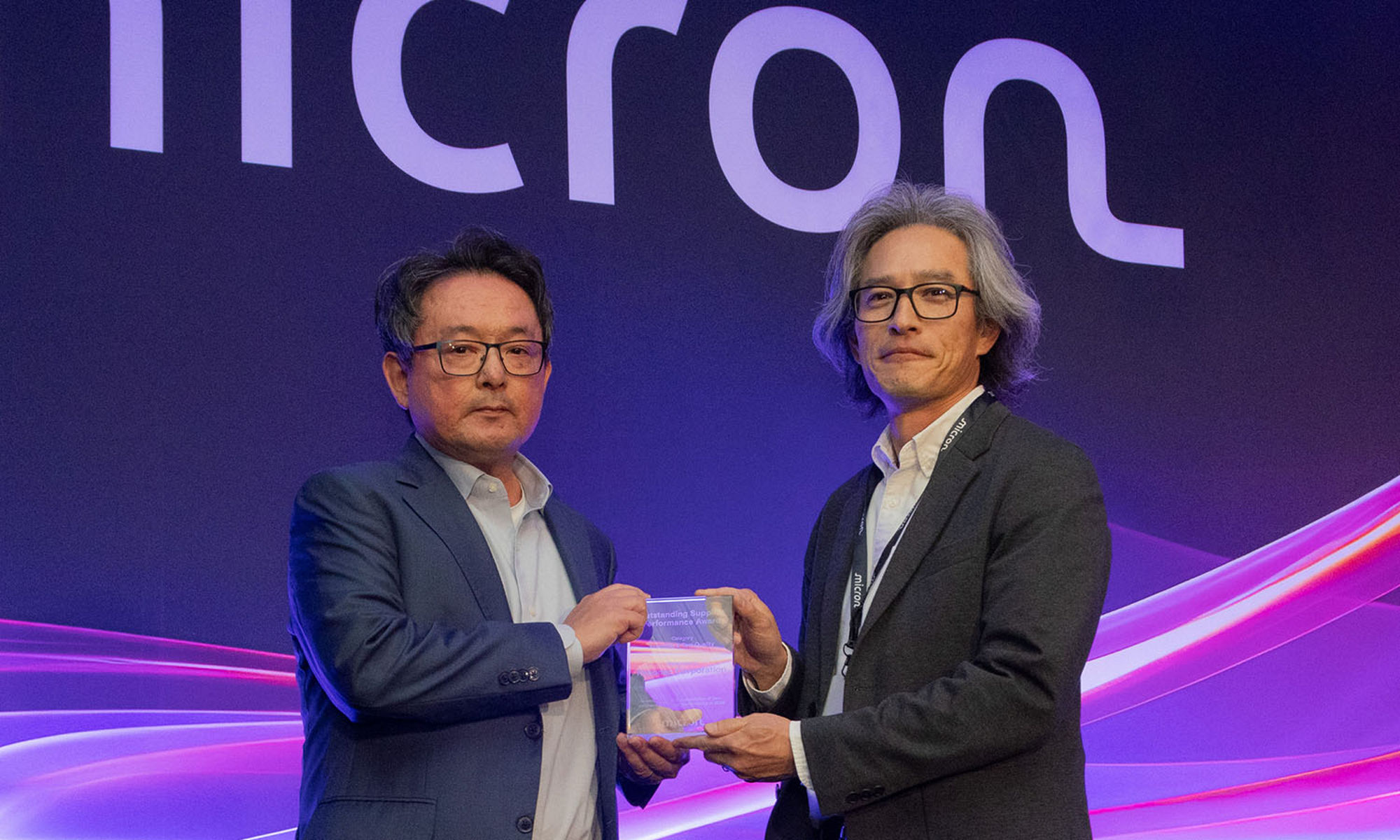 Hiro Fukuto presenting the award to Kei Wegner