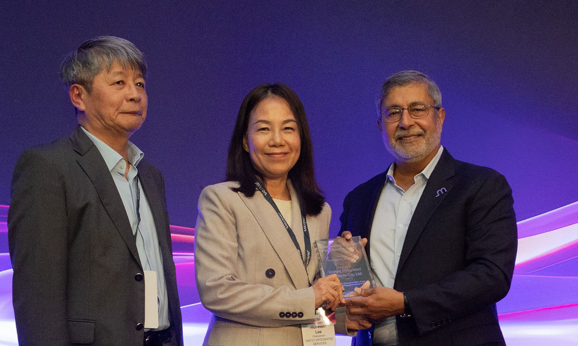 Sanjay Mehrotra presenting the award to Hui-Wen Lee and Ming Lai