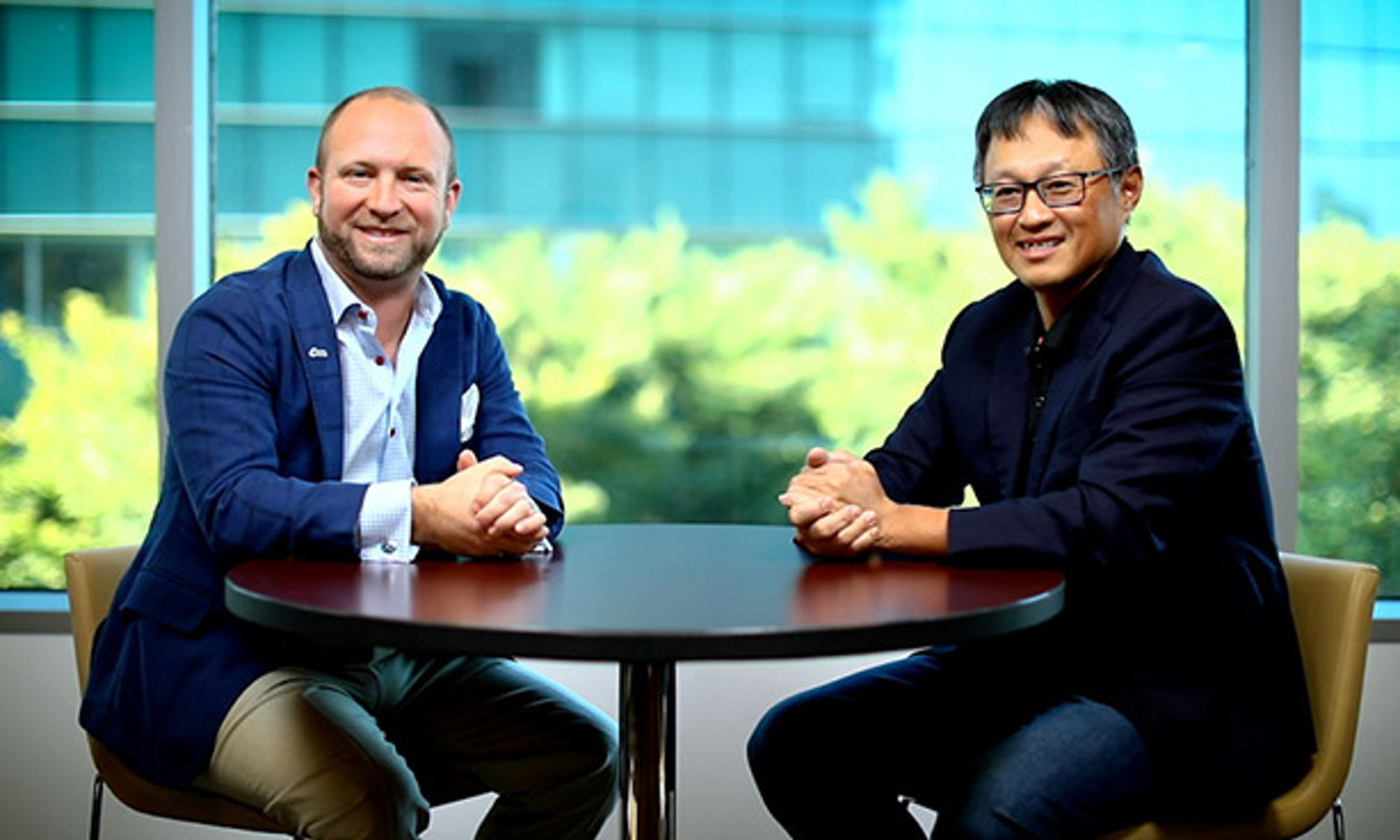 美光的 Jeremy Werner 与 Phison 的首席执行官 KS Pua 坐在桌子两侧讨论的视频