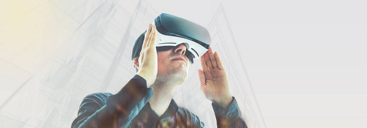 VRヘッドセットを装着して周囲を見ている人
