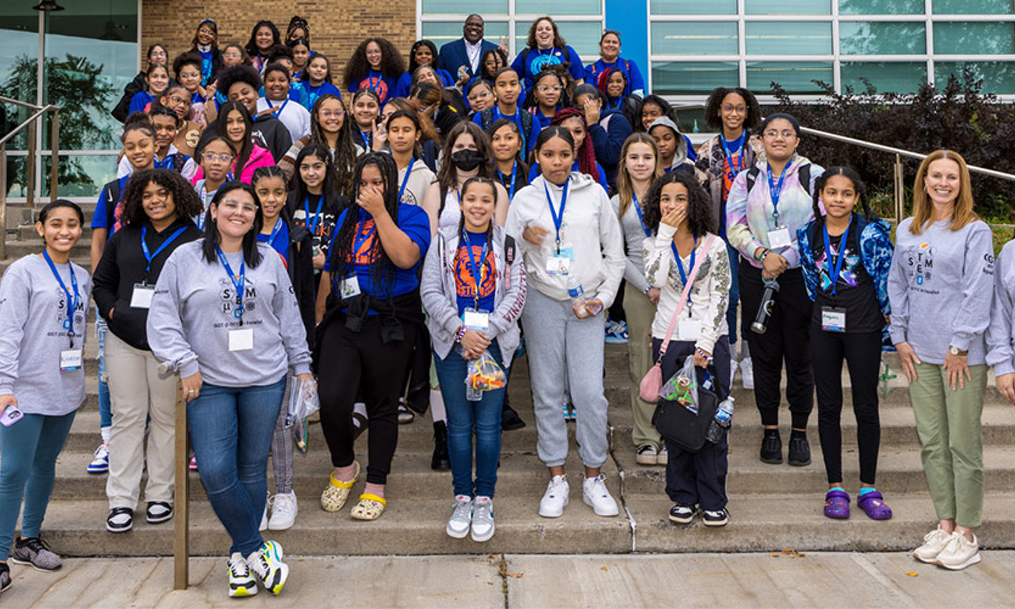 突破障碍，构建未来：美光通过 STEM 及其他项目为女性赋权